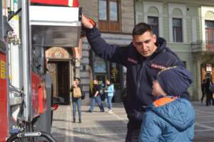 Pompierii brașoveni își prezintă tehnica în Piața Sfatului | MyTex.ro