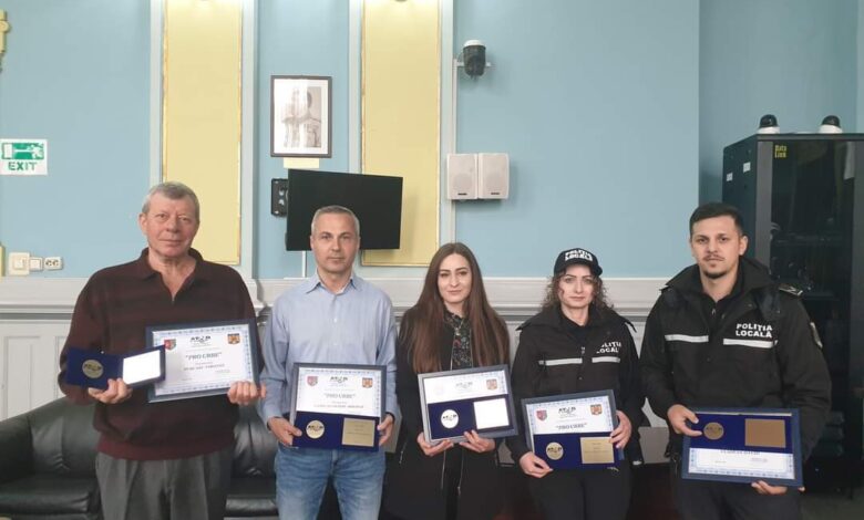 Doi asistenți medicali și doi polițiști locali, printre cei cinci brașoveni care au primit astăzi titlul de excelență Pro Urbe 3 Doi | MyTex.ro