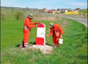 Drumarii brașoveni vopsesc bornele kilometrice | MyTex.ro