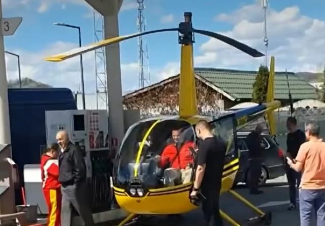 Cu elicopterul la pompa de benzină 3 Cu elicopterul la pompa de benzină | MyTex.ro