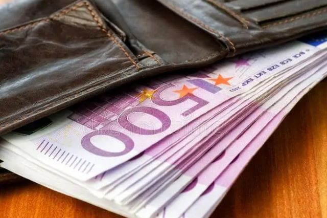 Un român a reușit să păcălească o femeie cu zeci de mii de euro 3 Un român a reușit să păcălească o femeie cu zeci de mii de euro | MyTex.ro