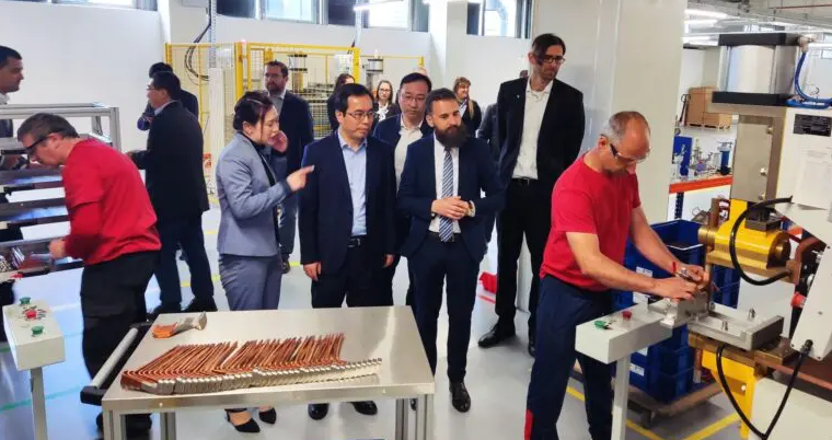 Un grup chinez a băgat încă 3 milioane de euro într-o fabrică din Codlea - Brașov 3 Un grup chinez a băgat încă 3 milioane de euro într-o fabrică din Codlea - Brașov | MyTex.ro