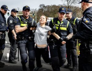 Activista de mediu Greta Thunberg a fost reţinută la o manifestaţie | MyTex.ro