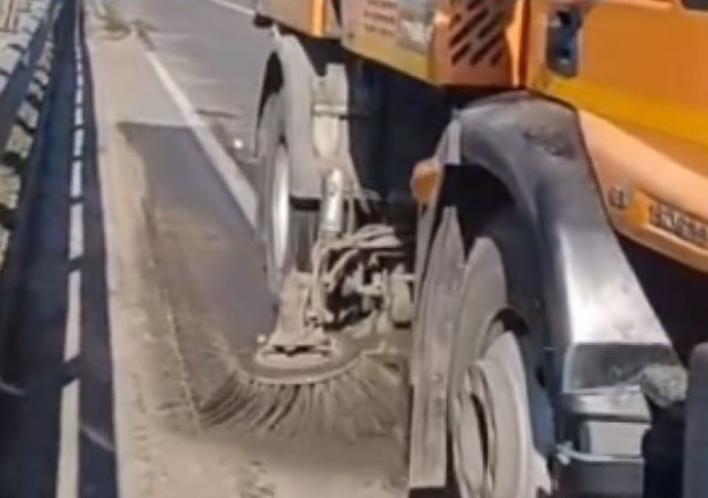 Se face curățenie generală pe Varianta Ocolitoare a Brașovului | MyTex.ro