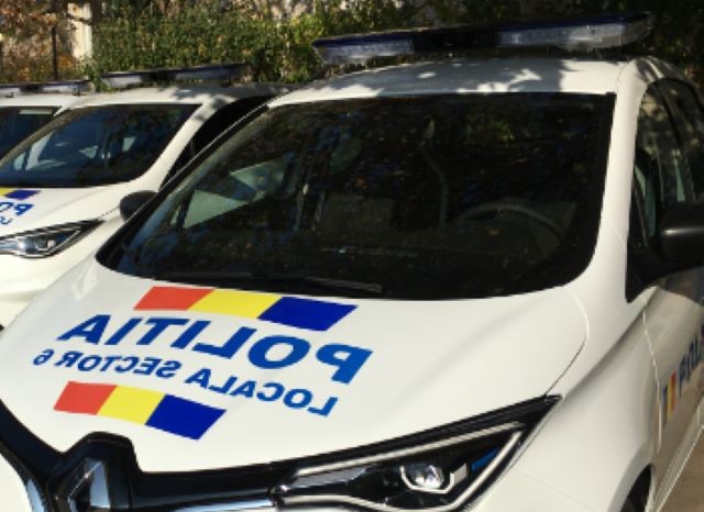 Patru mașini de poliție, amendate pentru parcare ilegală 3 Patru mașini de poliție | MyTex.ro
