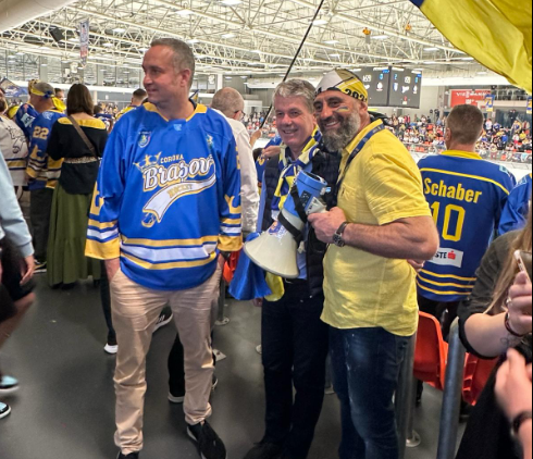 Și George Scripcaru a asistat la triumful Coronei Brașov în Erste Liga / Cum l-au întâmpinat fanii la Patinoarul Olimpic 7 Și George Scripcaru a asistat la triumful Coronei Brașov în Erste Liga | MyTex.ro
