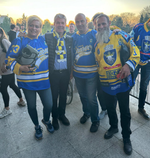 Și George Scripcaru a asistat la triumful Coronei Brașov în Erste Liga / Cum l-au întâmpinat fanii la Patinoarul Olimpic 10 Și George Scripcaru a asistat la triumful Coronei Brașov în Erste Liga | MyTex.ro