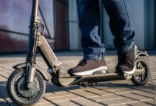BRAȘOV. Beat pe trotineta electrică, un tânăr s-a izbit de un copac, pe strada Carierei 3 | MyTex.ro