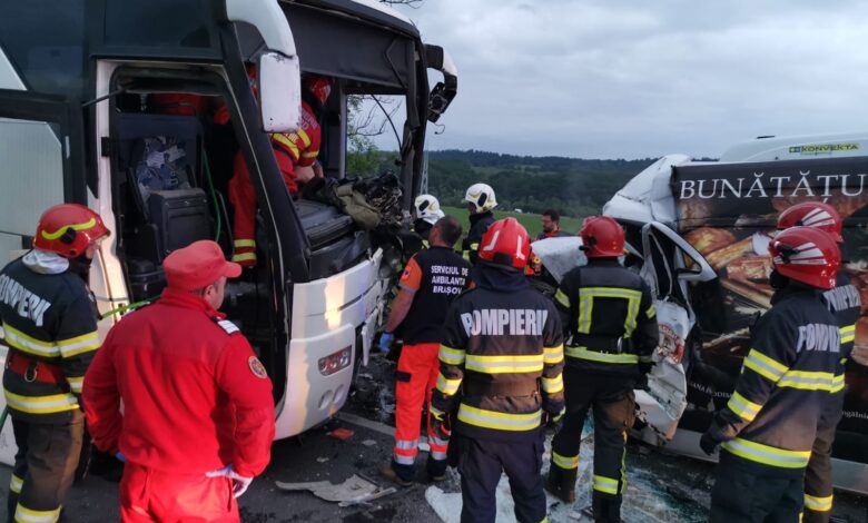 Cercetări pentru ucidere din culpă și vătămare corporală din culpă, după accidentul de pe DN 73A, din județul Brașov. Traficul se desfășoară pe un singur fir 3 cercetări | MyTex.ro