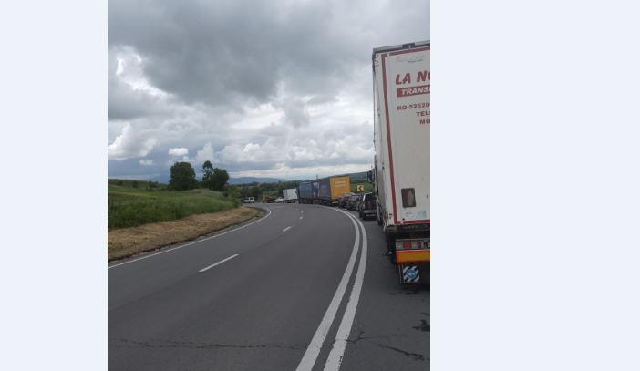 Ultima oră. Un autoturism cu 6 ocupanți s-a răsturnat pe DN 11 Brașov - Covasna 3 un autoturism | MyTex.ro