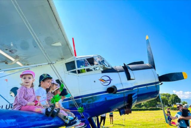Aerodromul Brașov, porți deschise și distracție pentru cei mici 3 Aerodromul Brașov | MyTex.ro