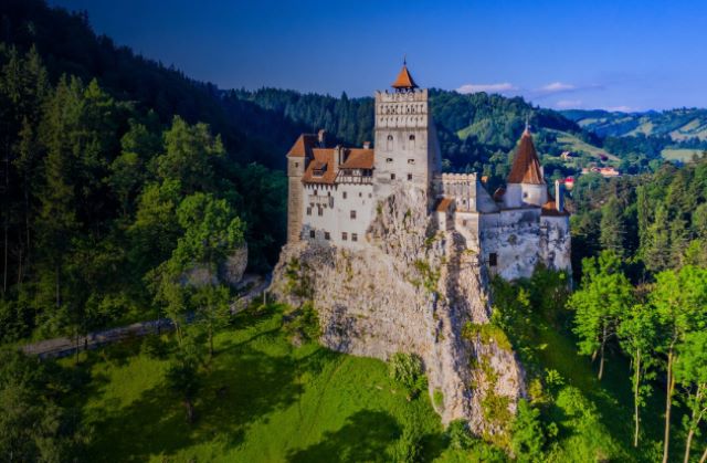 Experiență cinematografică în aer liber, la Castelul Bran 3 Experiență cinematografică în aer liber | MyTex.ro