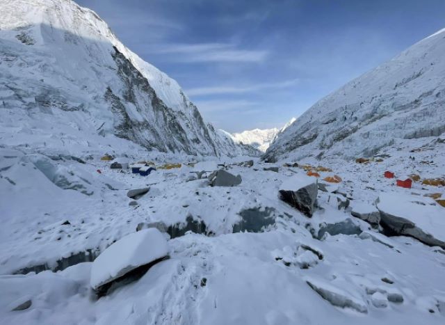 Un alpinist român a murit pe Everest | MyTex.ro