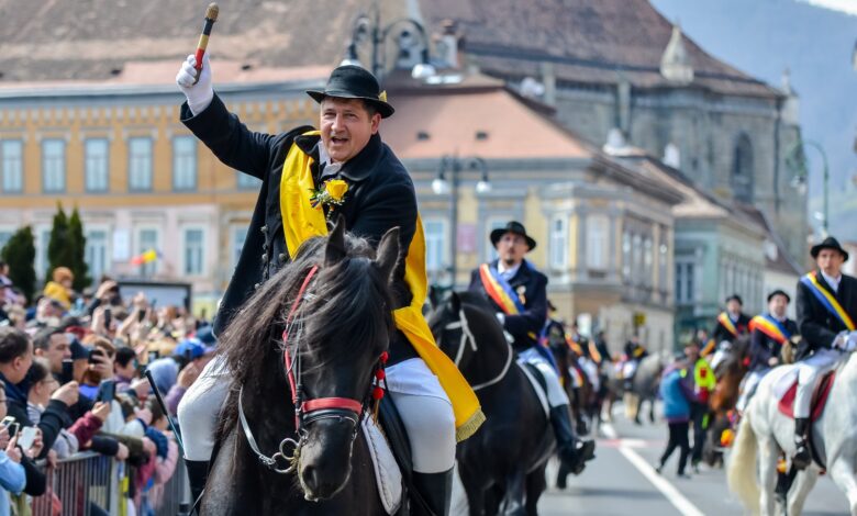 Obiceiul Junilor din Brașov, dincolo de spectacol 3 Obiceiul Junilor din Brașov | MyTex.ro