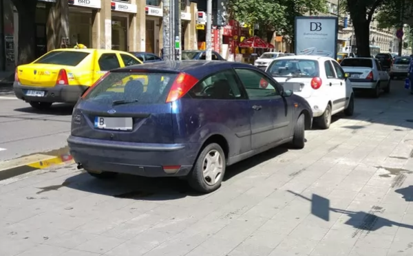 În ce condiții mai este permisă parcarea pe trotuar | MyTex.ro