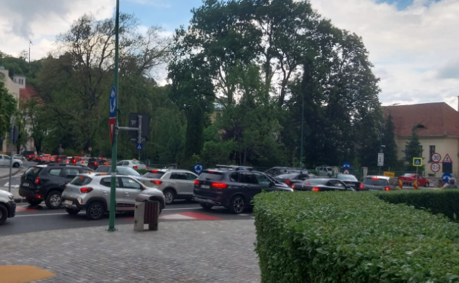 Cine e de vină pentru blocajul în trafic din Centrul Istoric al Brașovului / „Haos și înjurături” - reacția unui consilier PNL 5 Cine e de vină pentru blocajul în trafic din Centrul Istoric al Brașovului | MyTex.ro