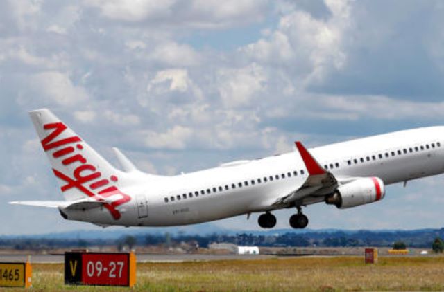 Pasagerul unui avion a alergat gol pușcă pe culoar | MyTex.ro