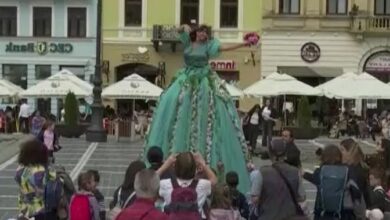 Păpușa vie gigant revine astăzi în centrul Brașovului | MyTex.ro