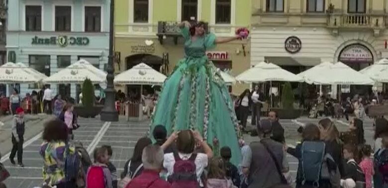 Păpușa vie gigant revine astăzi în centrul Brașovului 3 Păpușa vie gigant revine astăzi în centrul Brașovului | MyTex.ro