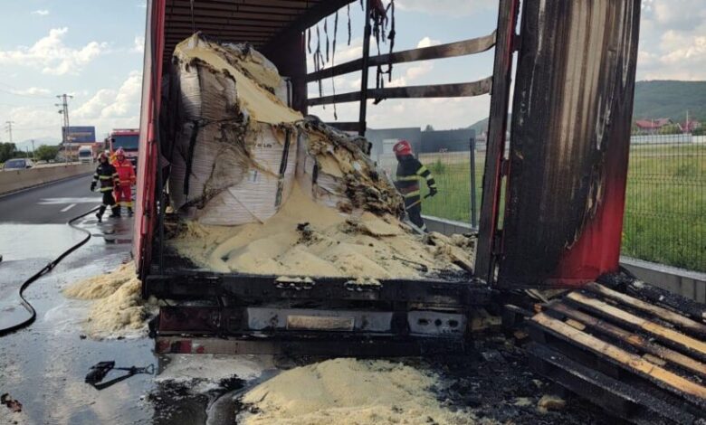Un TIR cu încărcătură a luat foc pe DN 1 Brașov - Ploiești 3 Un TIR | MyTex.ro