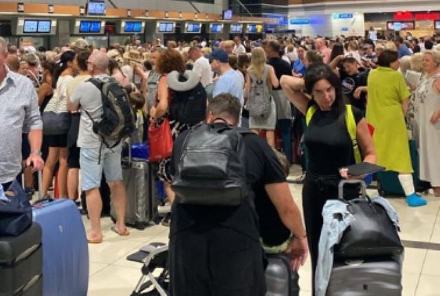 Zeci de români blocați pe aeroportul din Antalya 3 Zeci de români blocați pe aeroportul din Antalya | MyTex.ro