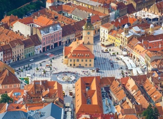 Brașovul și Mamaia, printre destinațiile favorite de vacanță / Cât costă o noapte de cazare, la munte sau la mare 3 Brașovul și Mamaia | MyTex.ro