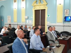 Adrian Veştea este | MyTex.ro