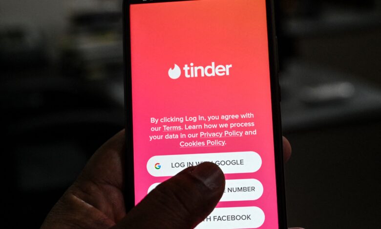 O femeie din Brașov ar fi dispărut după ce și-a făcut cont pe Tinder și și-a cumpărat în secret bilet spre Egipt 9 O femeie | MyTex.ro