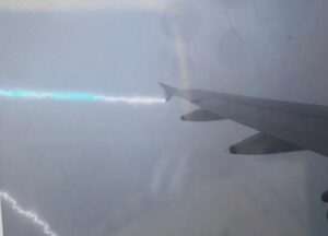 Un avion a fost lovit de fulger când se pregătea să aterizeze | MyTex.ro