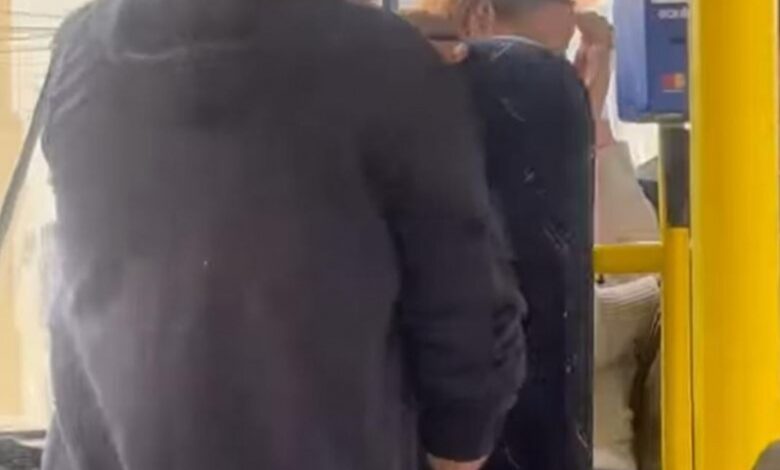 Bărbat căutat de polițiști după ce s-ar fi masturbat într-un autobuz (video) 3 Bărbat | MyTex.ro