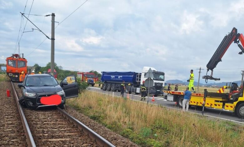 Maşină oprită pe calea ferată. Traficul feroviar, oprit între Hărman și Prejmer 3 Maşină oprită pe calea ferată | MyTex.ro