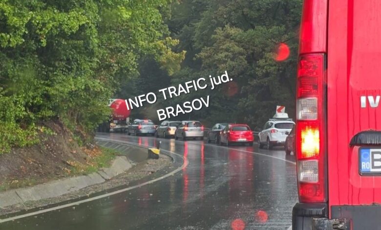 Ultima oră. Accident grav pe DN 13, în Brașov! Șofer încarcerat 3 Accident | MyTex.ro
