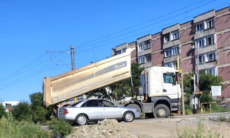 Un „Dorel" cu camion a creat haos pe Magistrala 300 / Au intervenit echipele SRCF Brașov 3 Dorel | MyTex.ro