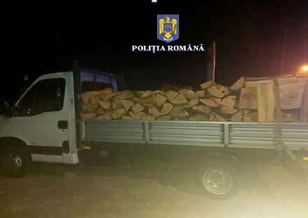 Polițiștii i-au golit autoutilitara unui șofer din județul Brașov 3 polițiștii | MyTex.ro