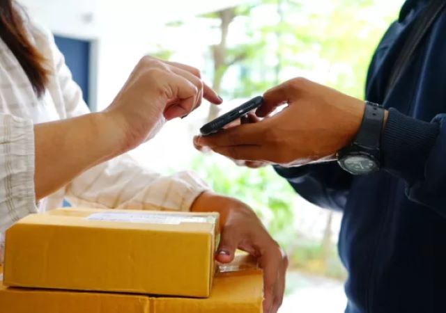 Curier reținut după ce a livrat mai multe colete, dar nu a predat banii încasați 3 Curier reținut după ce a livrat mai multe colete | MyTex.ro