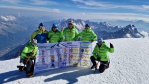 Drapelul național pus de jandarmi brașoveni pe Mont Blanc | MyTex.ro