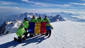 Drapelul național pus de jandarmi brașoveni pe Mont Blanc | MyTex.ro