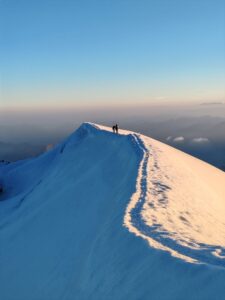 Drapelul național pus de jandarmi brașoveni pe Mont Blanc | MyTex.ro