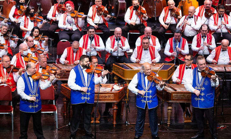 De neratat: cea mai faimoasă și cea mai mare orchestră țigănească din lume, în Piața Sfatului 3 cea mai faimoasă și cea mai mare orchestră țigănească din lume | MyTex.ro