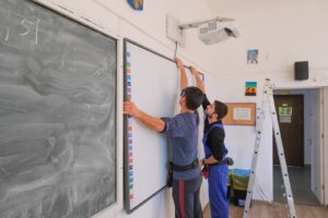 Două firme brașovene vor să doteze școlile din Brașov | MyTex.ro