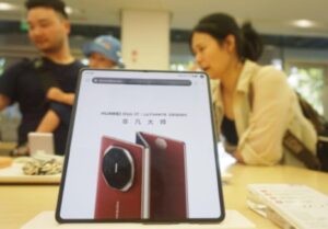 Primul smartphone triplu pliabil atrage milioane de precomenzi | MyTex.ro