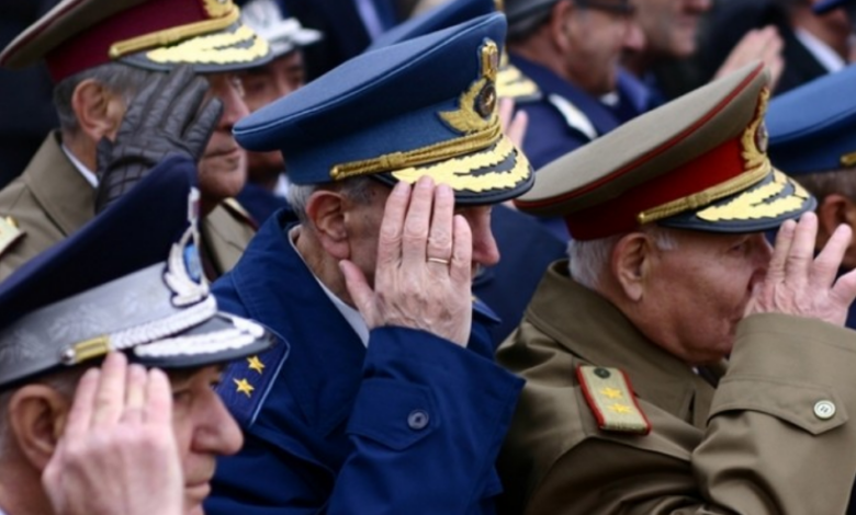 Militarii rezerviști le-au declarat război celor din PSD și PNL / Asedii la sediile centrale ale partidelor - urmează ministerele 3 Militarii rezerviști le-au declarat război celor din PSD și PNL | MyTex.ro