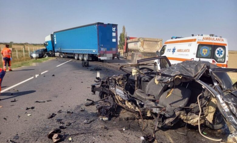 Șocant! Un bărbat și-a lovit soția cu un ciocan în cap, apoi a urcat la volan și s-a izbit de un TIR 3 un bărbat | MyTex.ro