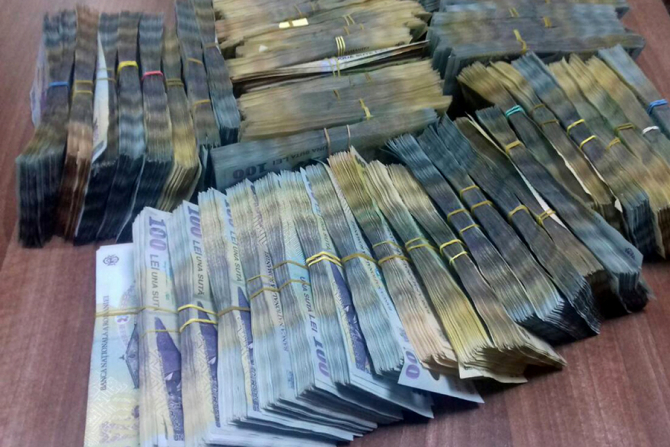 Angajat IFN, reținut de polițiștii brașoveni pentru credite false / Prejudiciu de peste 120.000 3 angajat | MyTex.ro