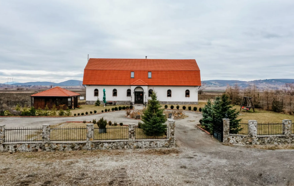Conac de vânzare la nici 30 km de Brașov 3 Conac de vânzare | MyTex.ro