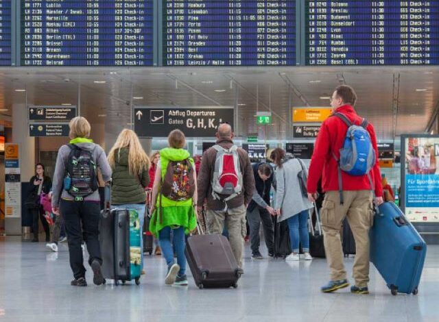 Doi pensionari români, prinși pe aeroport cu bijuterii de lux 3 Doi pensionari români | MyTex.ro
