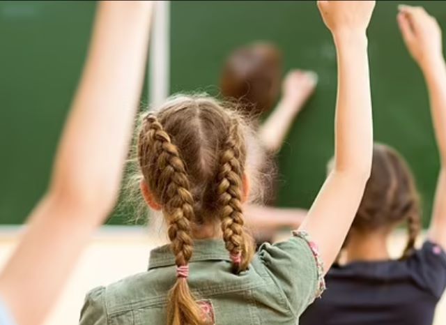 O profesoară a dispărut cu banii daţi de elevi pentru o excursie la Braşov 3 O profesoară a dispărut cu banii daţi de elevi pentru o excursie la Braşov | MyTex.ro