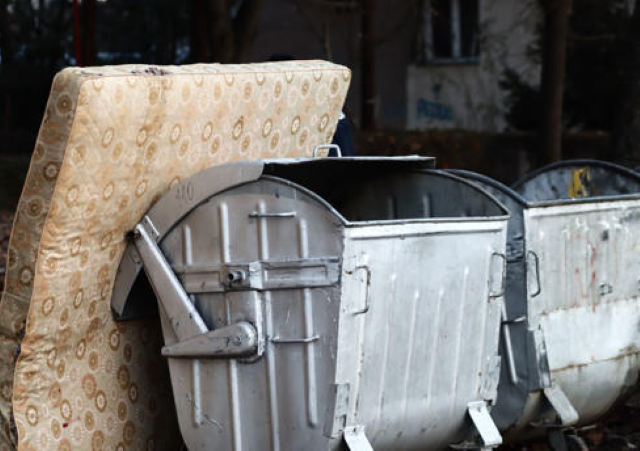 O menajeră a aruncat la gunoi o saltea în care erau 50.000 de euro 3 O menajeră a aruncat la gunoi o saltea în care erau 50.000 de euro | MyTex.ro