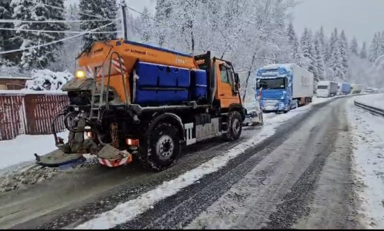 Blocaj pe DN 1, în Brașov, din cauza TIR-urilor înzăpezite 3 Blocaj | MyTex.ro