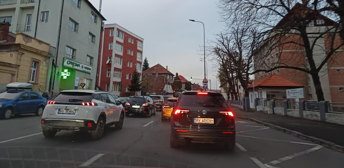 Blocaje în trafic pe străzile Cuza Vodă și Avram Iancu din Brașov, din cauza semafoarelor abia date în folosință la intersecția cu Bisericii Române 3 Blocaje în trafic | MyTex.ro